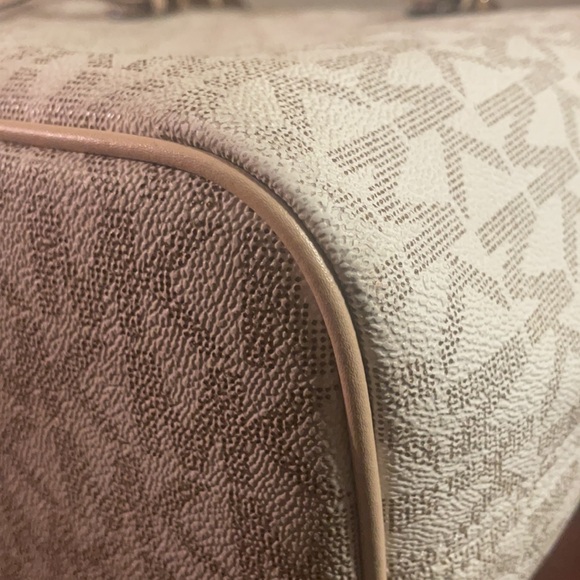 Micheal Kors Tote - Picture 10 of 15